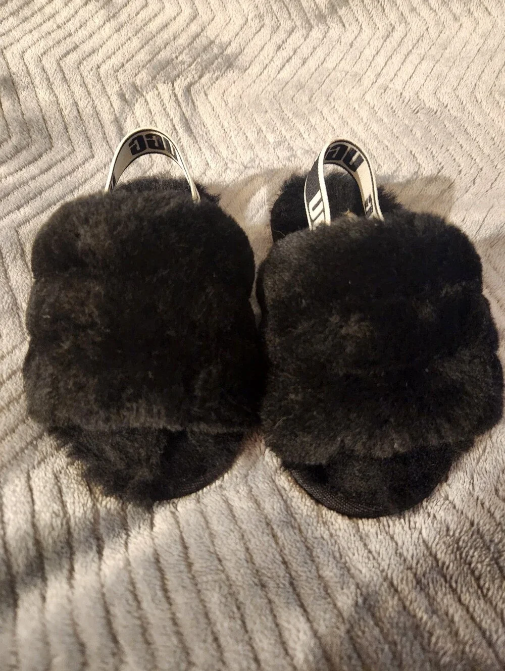 UGG Kids Black Fluffy Slide Sandals with Branded Elastic Heel Strap, Size 8